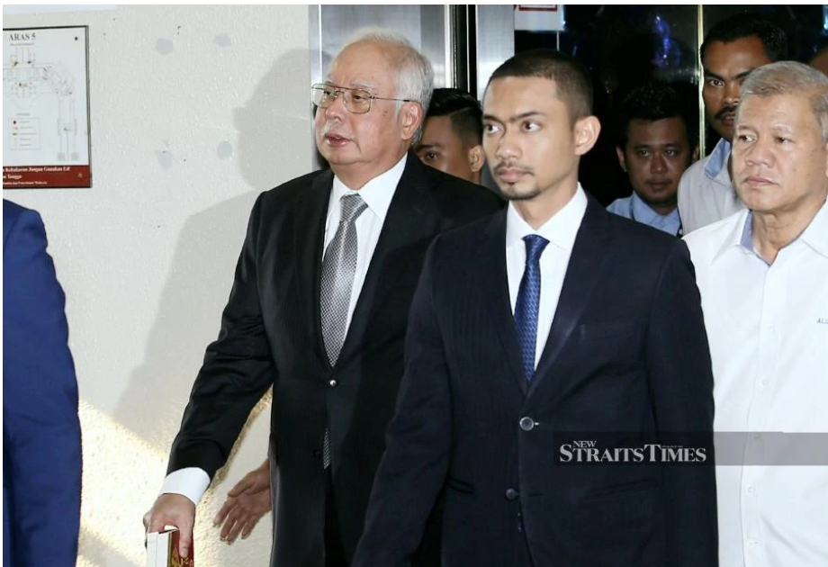  Former prime minister Datuk Seri Najib Razak (left) arriving with books in hand at the High Court in Kuala Lumpur yesterday. Pix by NSTP/Eizairi Shamsudin