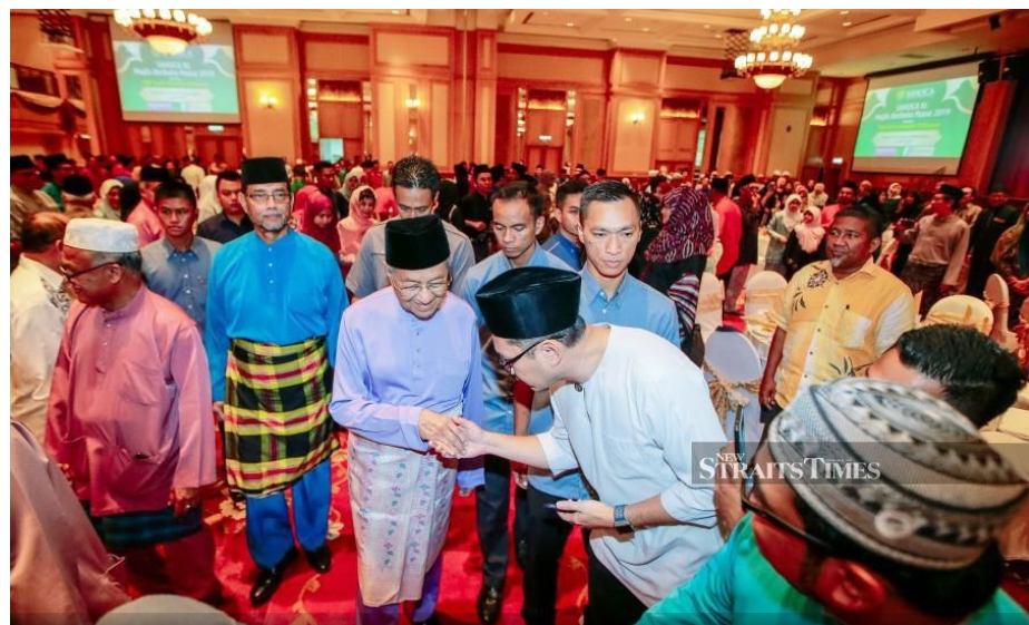 PUTRAJAYA: Tun Dr Mahathir Mohamad said today that he was recently ‘schooled’ on computer skills by a 10-year-old ‘chief executive officer’.