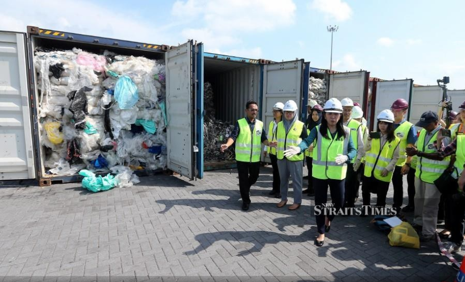 Energy, Science, Technology, Environment and Climate Change Minister Yeo Bee Yin (centre) shows some of the containers filled with foreign waste in Port Klang. -NSTP/ SADDAM YUSOFF