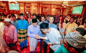 Prime Minister Tun Dr Mahathir Mohamad mingles with the crowd during the Buka Puasa with Sultan Abdul Hamid Old Collegians Association (Sahoca) KL chapter alumni at Puspanitapuri in Putrajaya. - NSTP/LUQMAN HAKIM ZUBIR